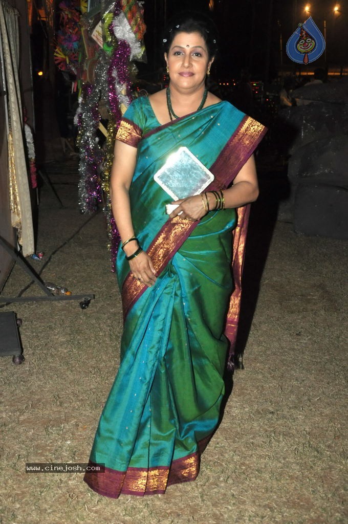 Bolly Celebs at ZEE Rishtey Awards 2011 - 27 / 59 photos
