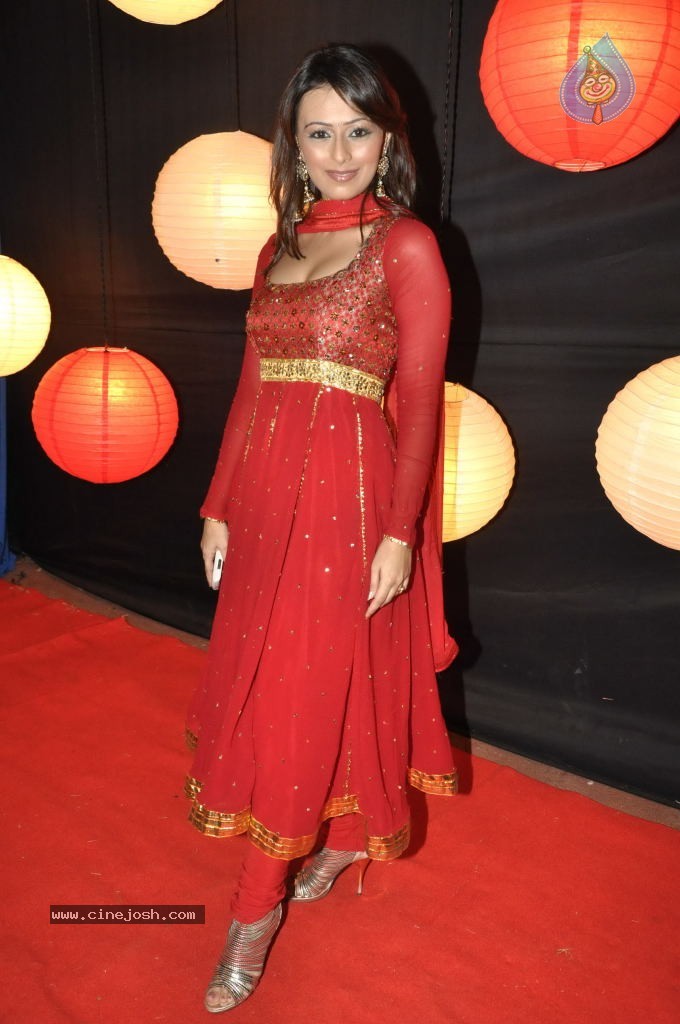 Bolly Celebs at ZEE Rishtey Awards 2011 - 31 / 59 photos