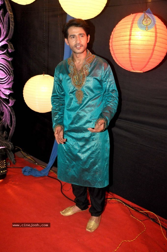 Bolly Celebs at ZEE Rishtey Awards 2011 - 32 / 59 photos