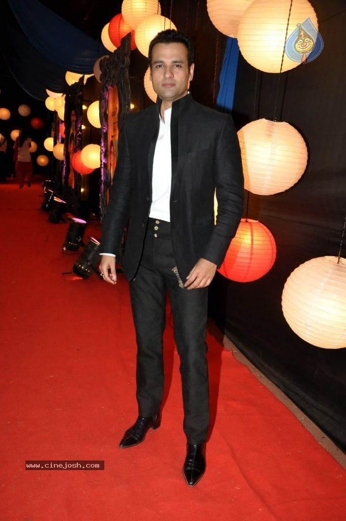Bolly Celebs at ZEE Rishtey Awards 2011 - 36 / 59 photos