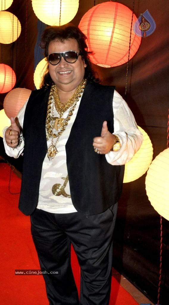 Bolly Celebs at ZEE Rishtey Awards 2011 - 41 / 59 photos