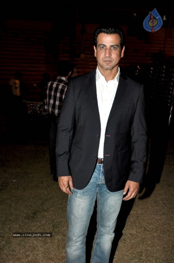 Bolly Celebs at ZEE Rishtey Awards 2011 - 57 / 59 photos