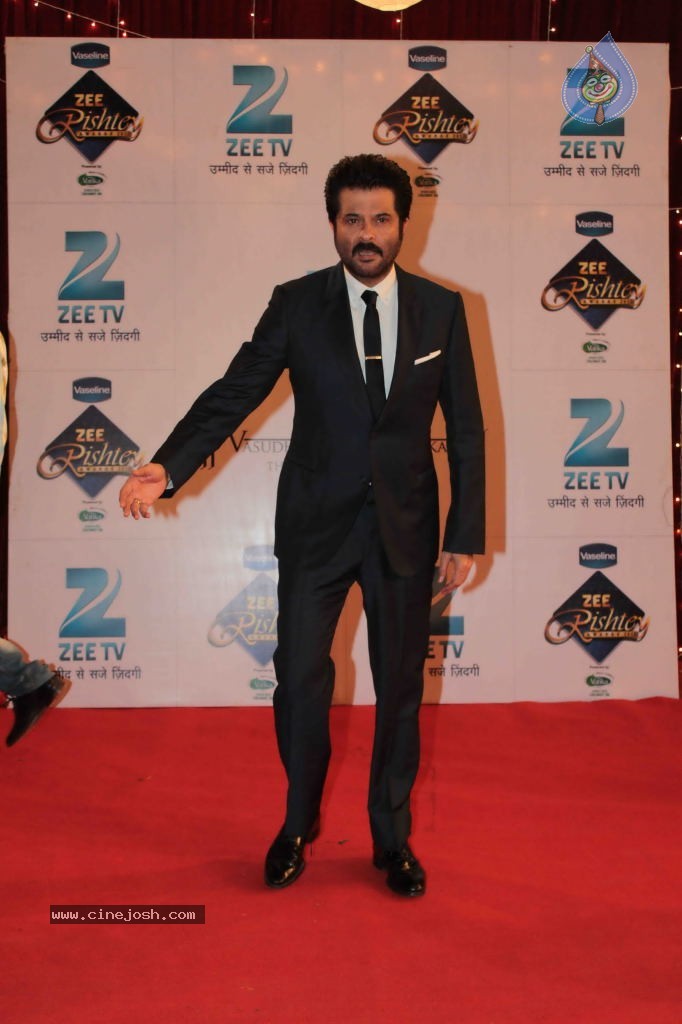 Bolly Celebs at Zee Rishtey Awards 2013 - 14 / 83 photos