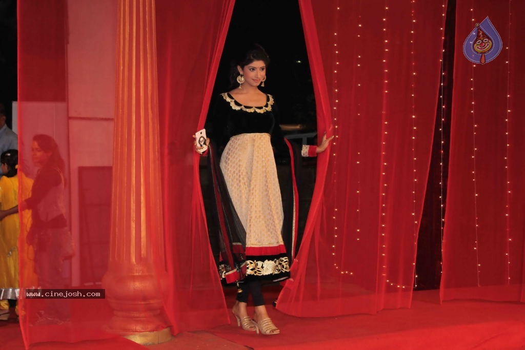 Bolly Celebs at Zee Rishtey Awards 2013 - 73 / 83 photos