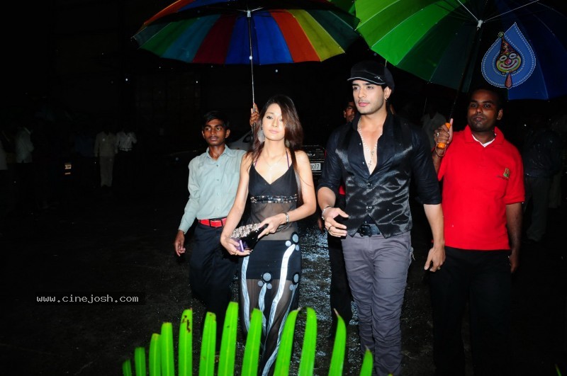 Bolly Celebs at ZEE Tv Boroplus Gold Awards - 25 / 34 photos
