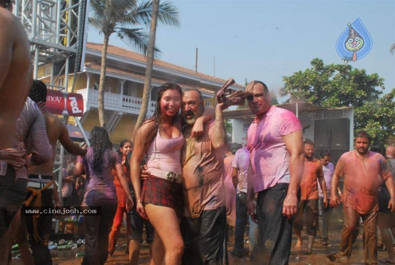 Bolly Celebs at Zoom Holi Celebrations - 17 / 54 photos