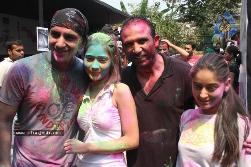 Bolly Celebs at Zoom Holi Celebrations - 28 / 54 photos