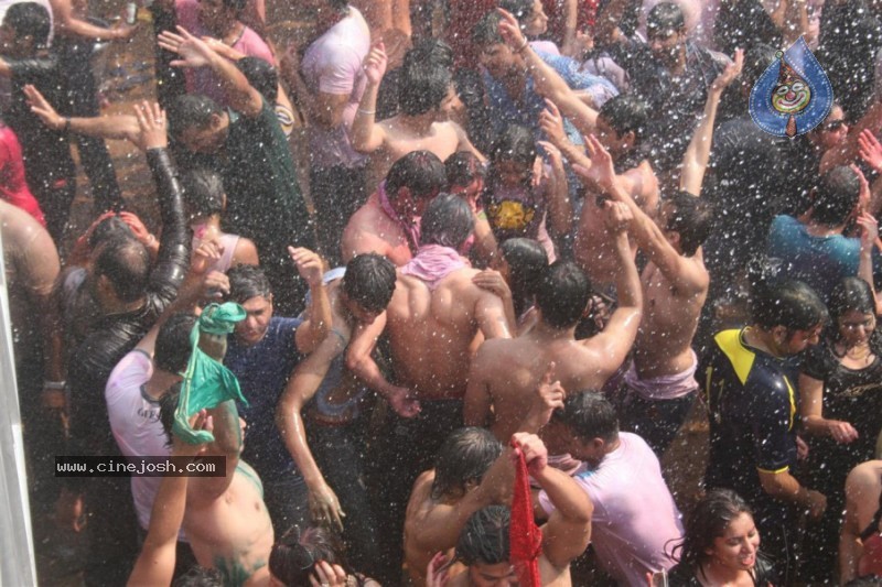 Bolly Celebs at Zoom Holi Celebrations - 32 / 54 photos