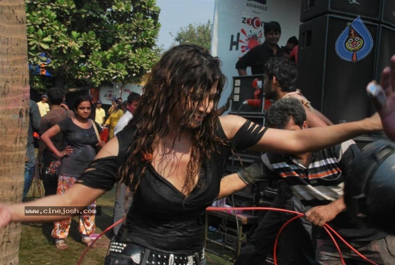 Bolly Celebs at Zoom Holi Celebrations - 40 / 54 photos