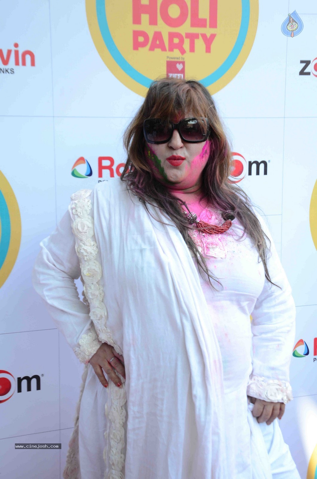 Bolly Celebs at Zoom Holi Party 2015 - 24 / 80 photos