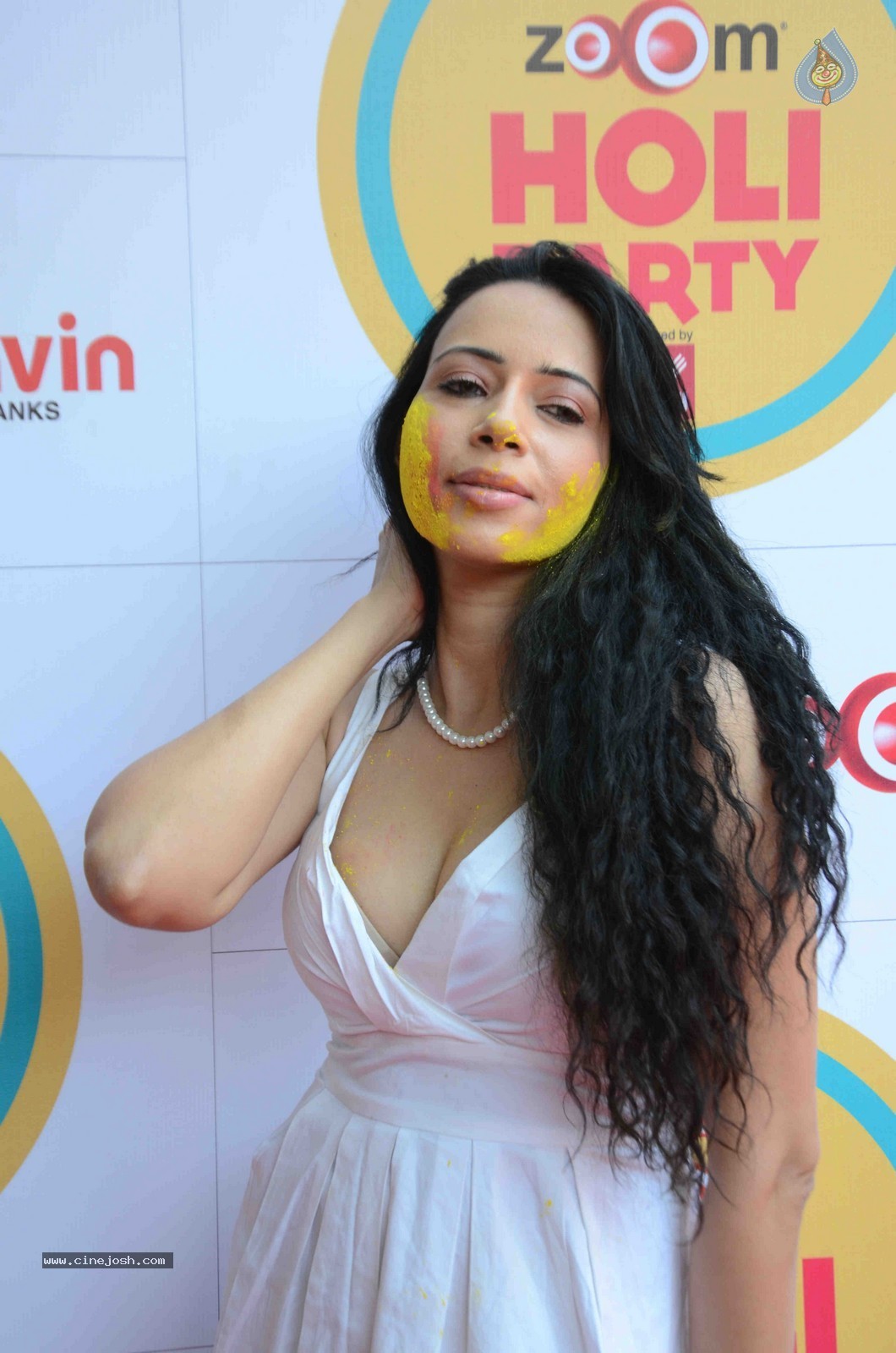 Bolly Celebs at Zoom Holi Party 2015 - 58 / 80 photos