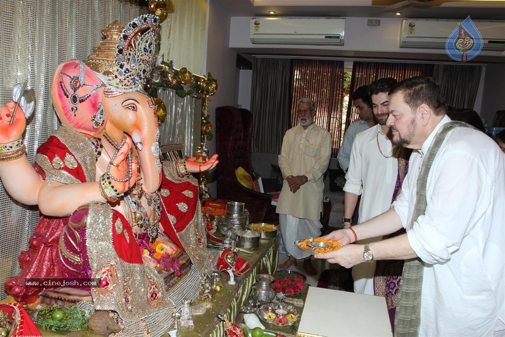 Bolly Celebs Celebrate Ganesh Festival 2014 - 2 / 93 photos