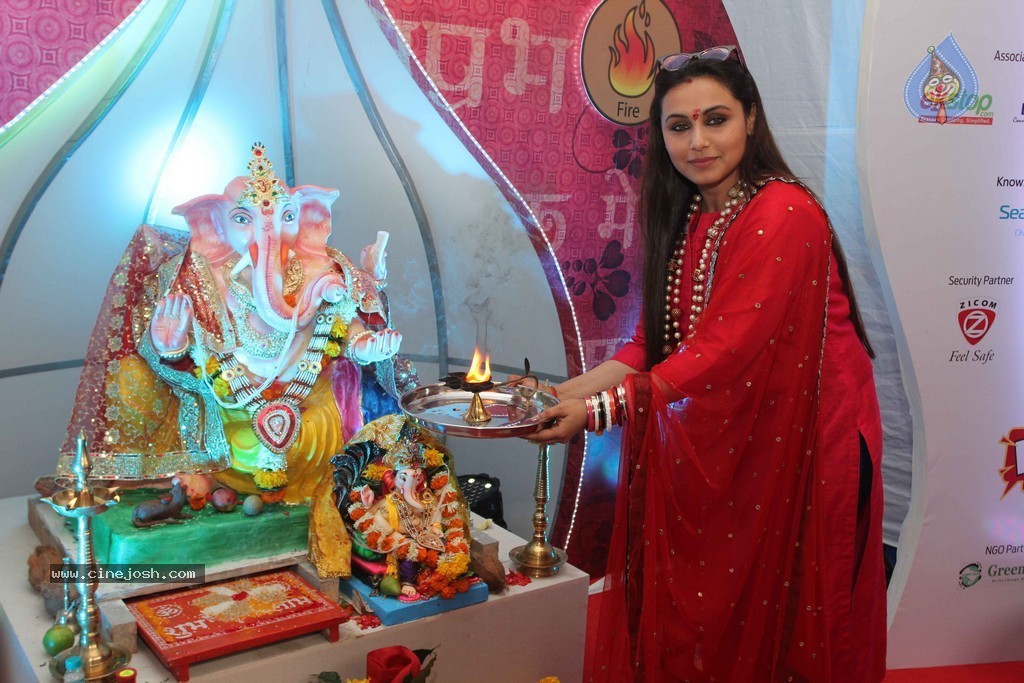 Bolly Celebs Celebrate Ganesh Festival 2014 - 6 / 93 photos