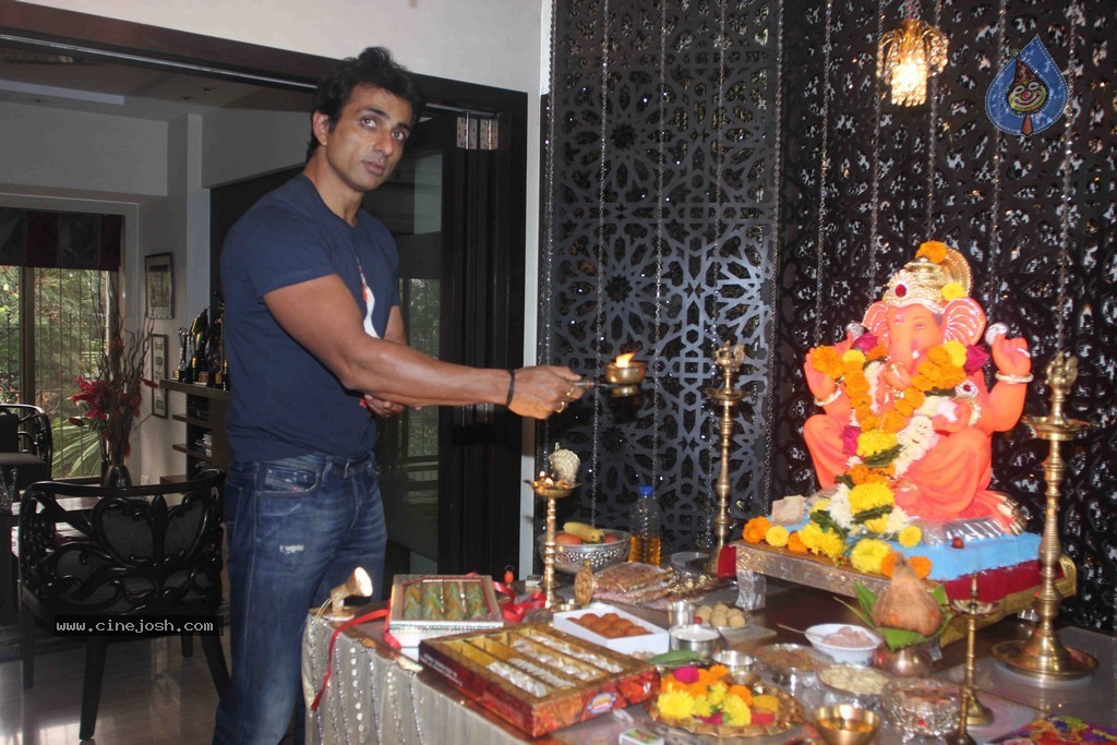 Bolly Celebs Celebrate Ganesh Festival 2014 - 8 / 93 photos