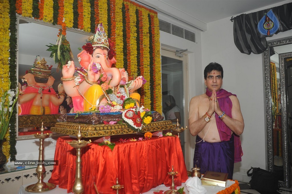 Bolly Celebs Celebrate Ganesh Festival 2014 - 10 / 93 photos