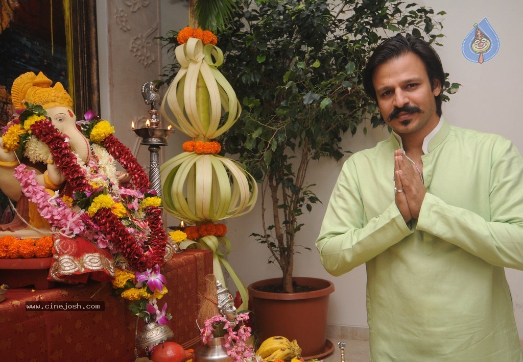 Bolly Celebs Celebrate Ganesh Festival 2014 - 13 / 93 photos