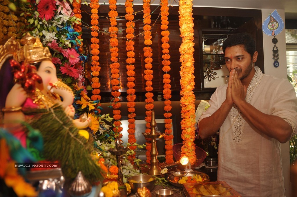 Bolly Celebs Celebrate Ganesh Festival 2014 - 14 / 93 photos