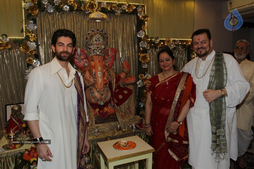 Bolly Celebs Celebrate Ganesh Festival 2014 - 17 / 93 photos