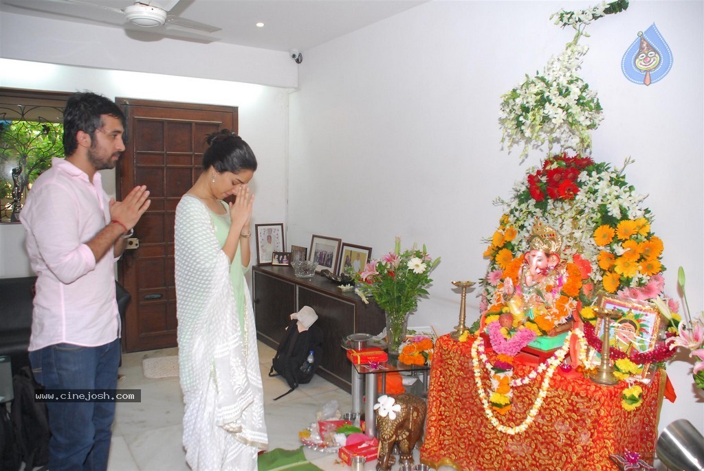 Bolly Celebs Celebrate Ganesh Festival 2014 - 21 / 93 photos