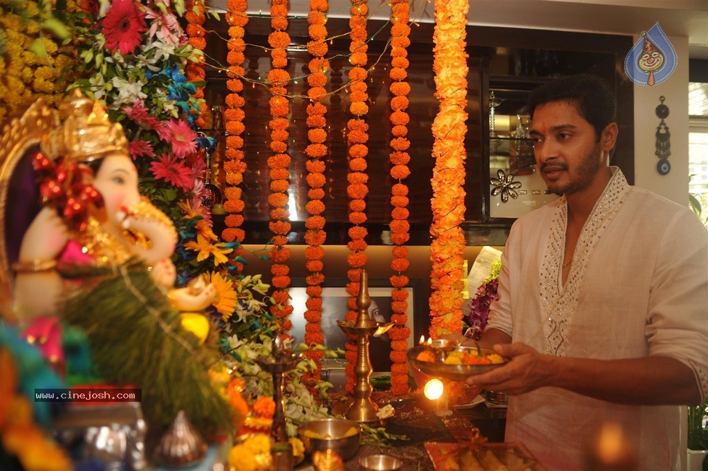 Bolly Celebs Celebrate Ganesh Festival 2014 - 22 / 93 photos