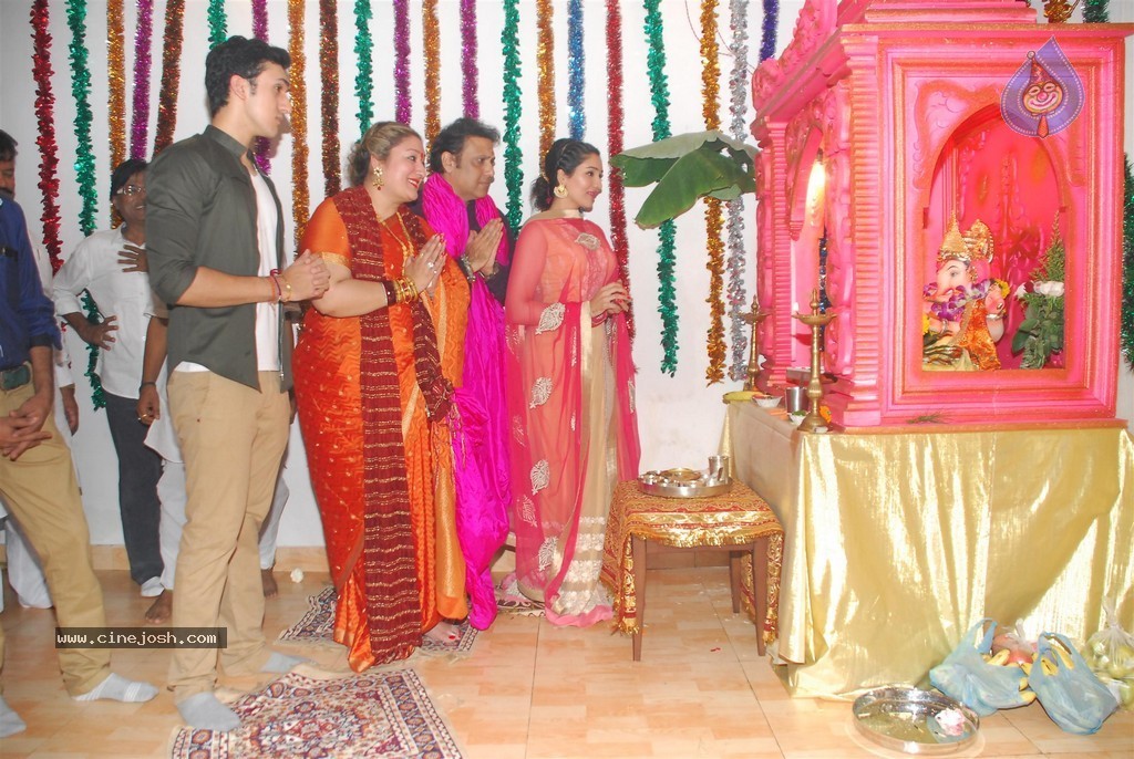 Bolly Celebs Celebrate Ganesh Festival 2014 - 23 / 93 photos
