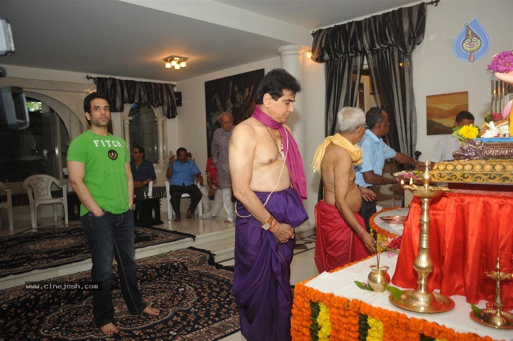 Bolly Celebs Celebrate Ganesh Festival 2014 - 28 / 93 photos