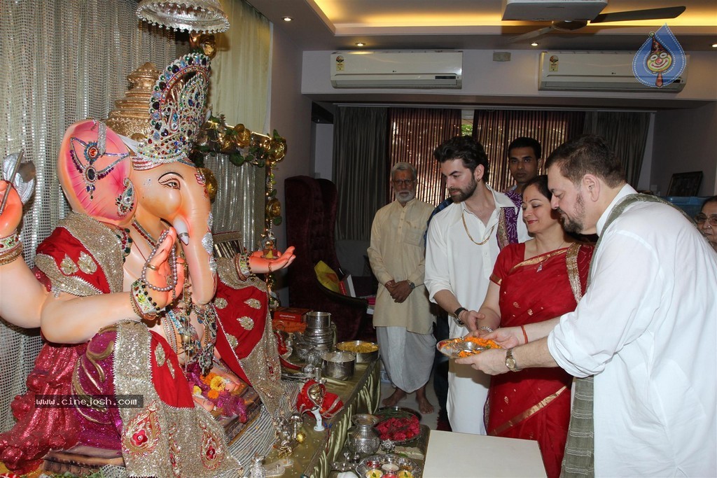 Bolly Celebs Celebrate Ganesh Festival 2014 - 43 / 93 photos