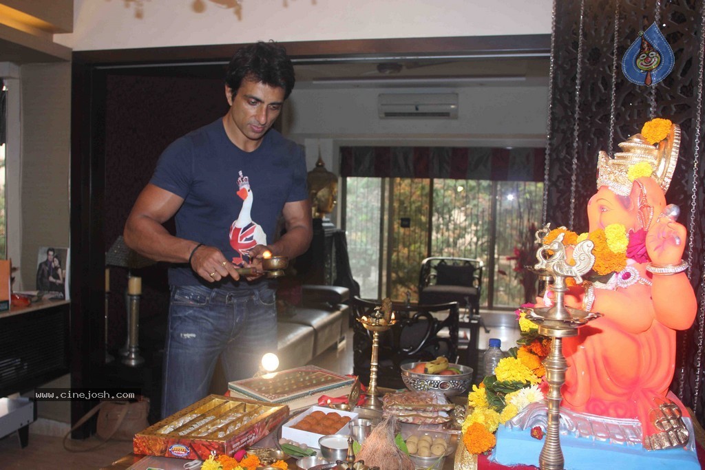 Bolly Celebs Celebrate Ganesh Festival 2014 - 46 / 93 photos