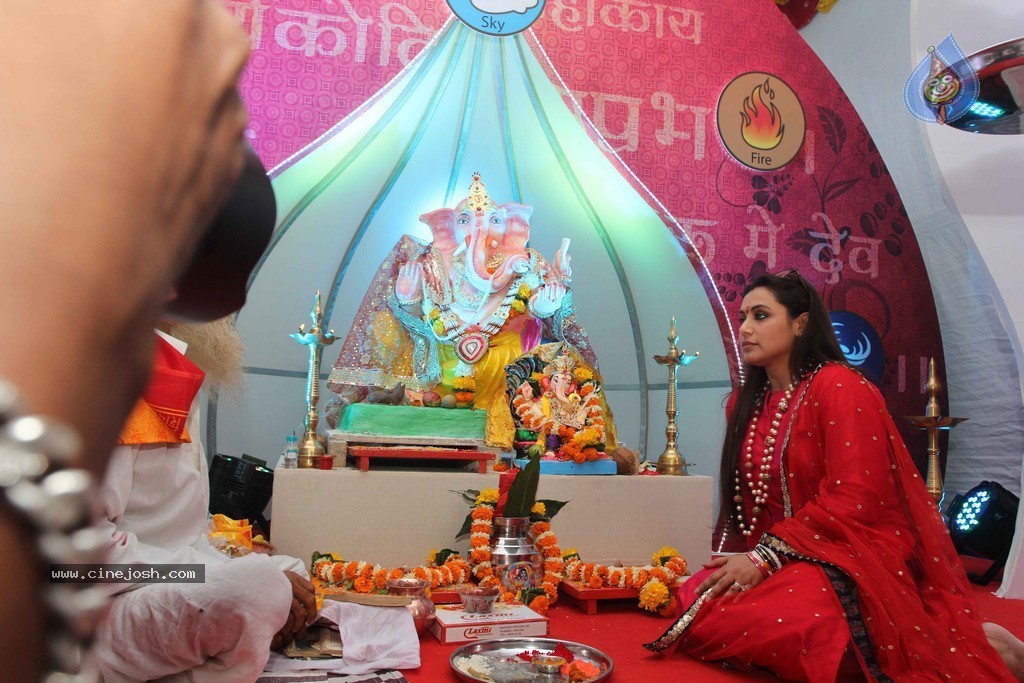 Bolly Celebs Celebrate Ganesh Festival 2014 - 48 / 93 photos
