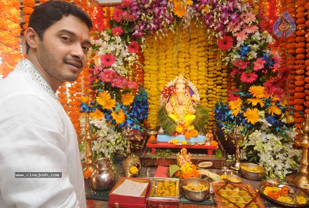 Bolly Celebs Celebrate Ganesh Festival 2014 - 53 / 93 photos