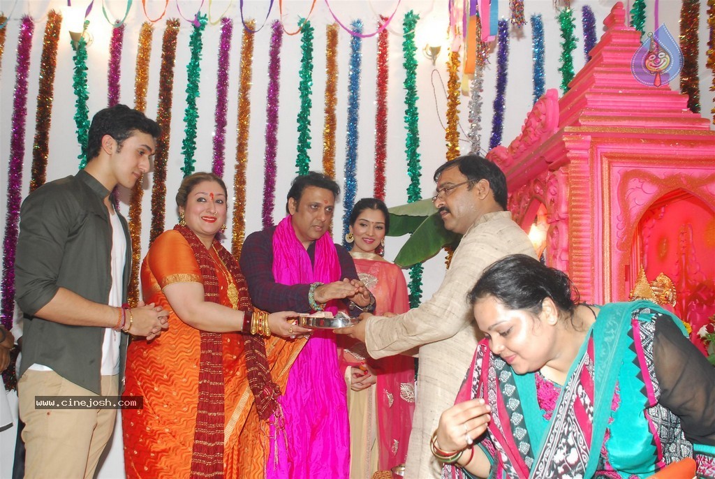 Bolly Celebs Celebrate Ganesh Festival 2014 - 58 / 93 photos