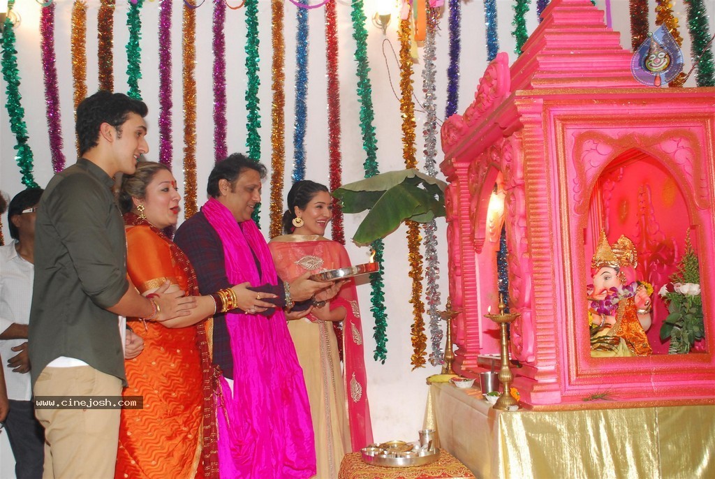 Bolly Celebs Celebrate Ganesh Festival 2014 - 66 / 93 photos