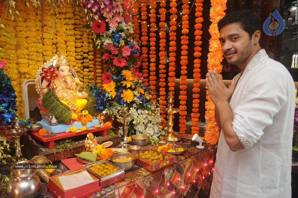 Bolly Celebs Celebrate Ganesh Festival 2014 - 67 / 93 photos