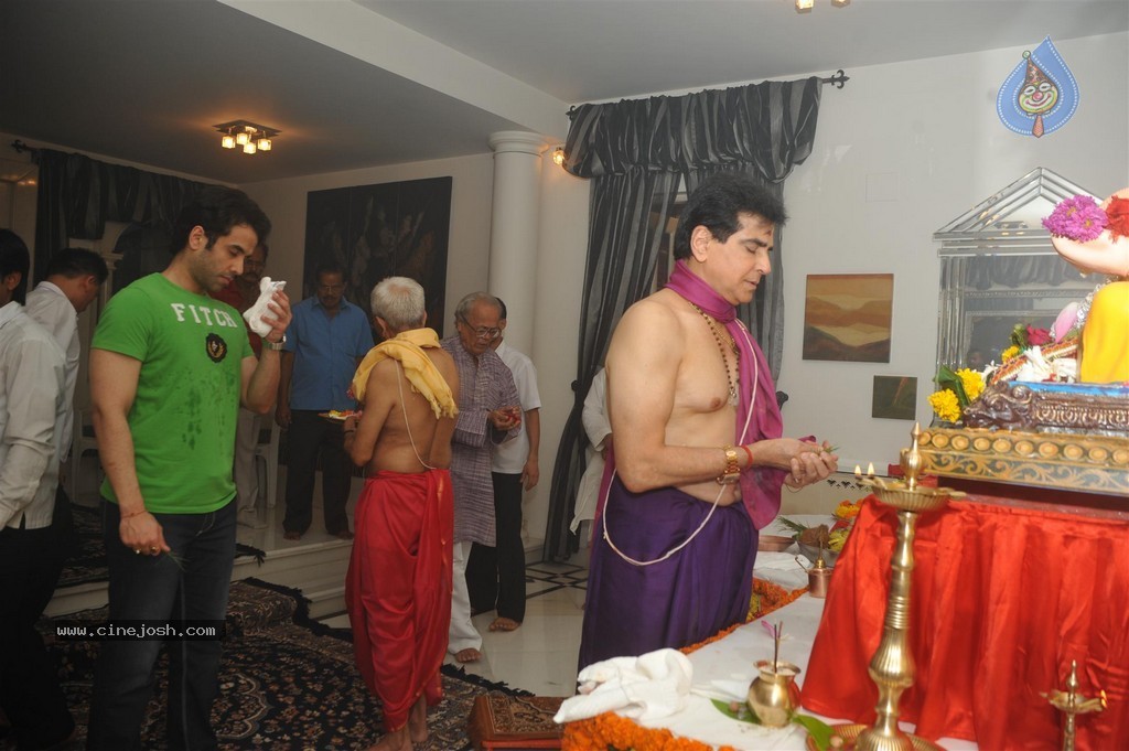 Bolly Celebs Celebrate Ganesh Festival 2014 - 70 / 93 photos
