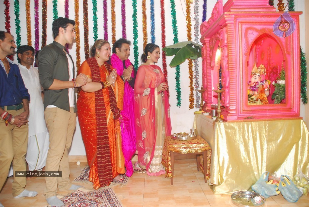 Bolly Celebs Celebrate Ganesh Festival 2014 - 71 / 93 photos