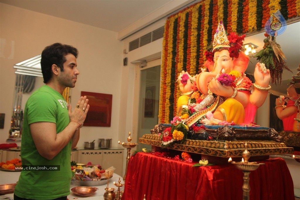 Bolly Celebs Celebrate Ganesh Festival 2014 - 75 / 93 photos