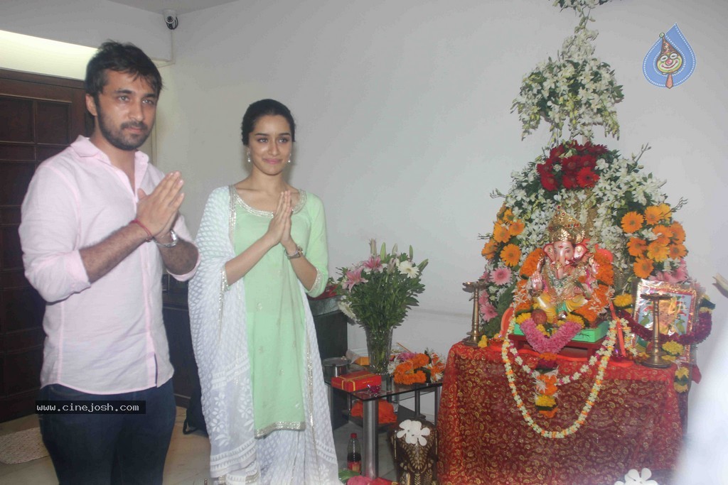 Bolly Celebs Celebrate Ganesh Festival 2014 - 76 / 93 photos