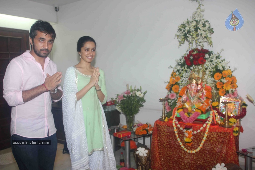 Bolly Celebs Celebrate Ganesh Festival 2014 - 78 / 93 photos