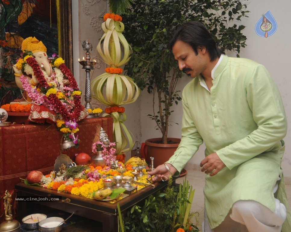 Bolly Celebs Celebrate Ganesh Festival 2014 - 81 / 93 photos