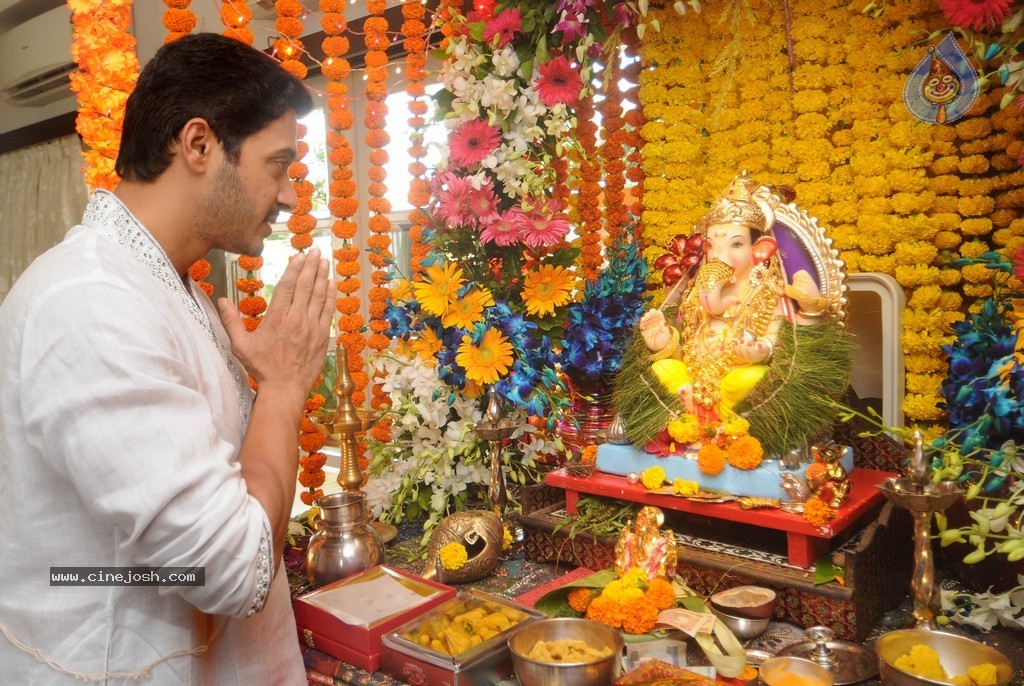 Bolly Celebs Celebrate Ganesh Festival 2014 - 82 / 93 photos