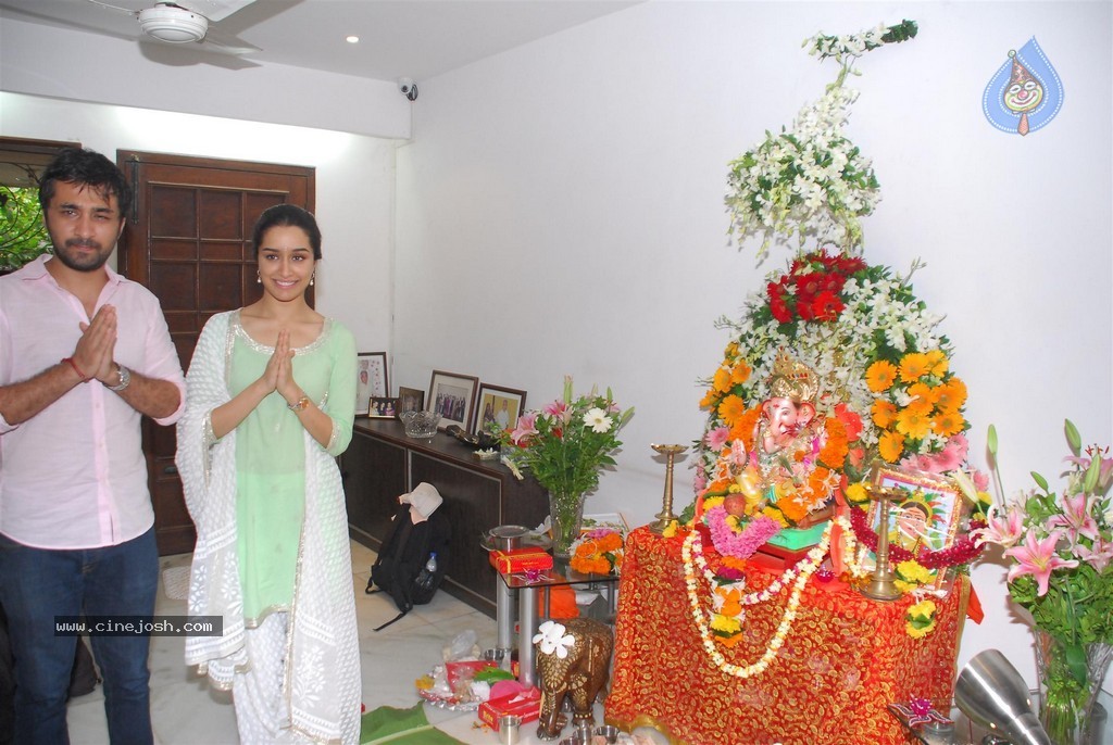 Bolly Celebs Celebrate Ganesh Festival 2014 - 83 / 93 photos