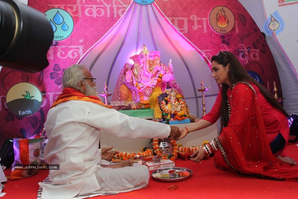 Bolly Celebs Celebrate Ganesh Festival 2014 - 84 / 93 photos