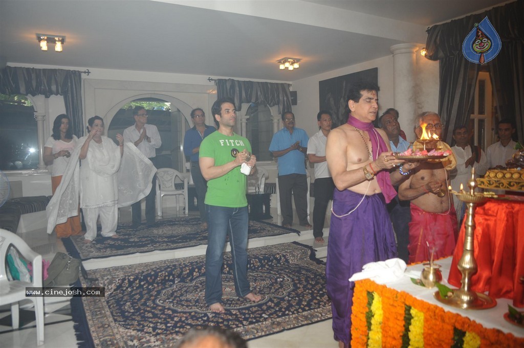 Bolly Celebs Celebrate Ganesh Festival 2014 - 85 / 93 photos
