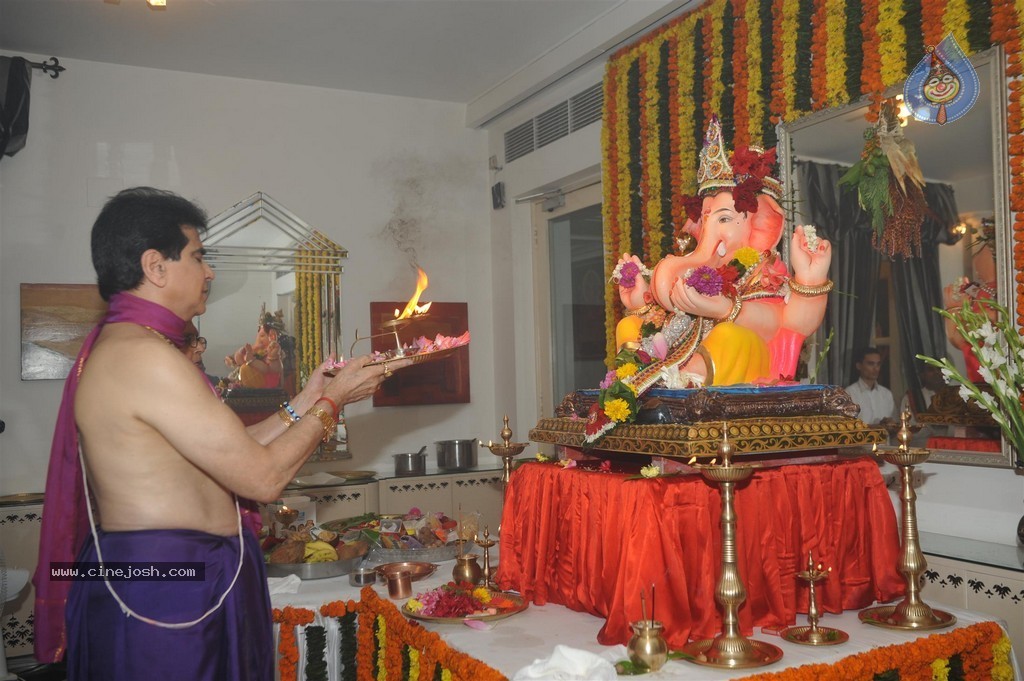 Bolly Celebs Celebrate Ganesh Festival 2014 - 88 / 93 photos