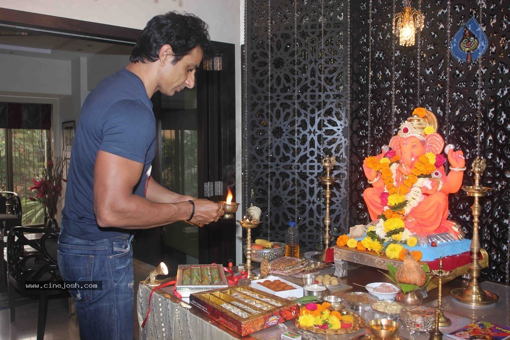 Bolly Celebs Celebrate Ganesh Festival 2014 - 89 / 93 photos