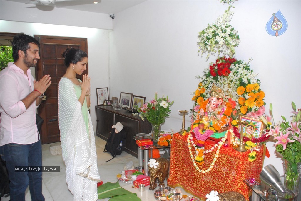 Bolly Celebs Celebrate Ganesh Festival 2014 - 91 / 93 photos