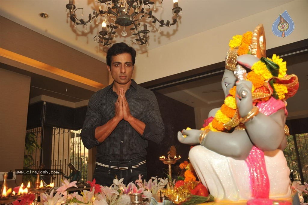Bolly Celebs Celebrates Ganesh Festival - 2 / 57 photos