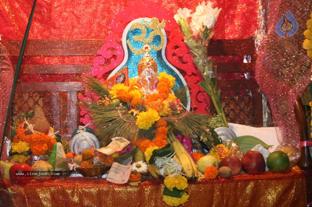 Bolly Celebs Celebrates Ganesh Festival - 4 / 57 photos