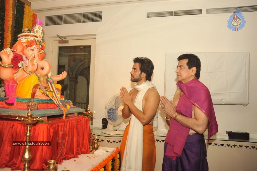 Bolly Celebs Celebrates Ganesh Festival - 18 / 57 photos