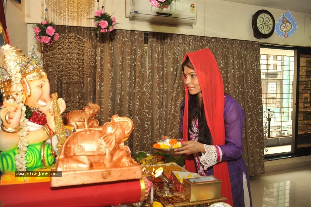 Bolly Celebs Celebrates Ganesh Festival - 19 / 57 photos